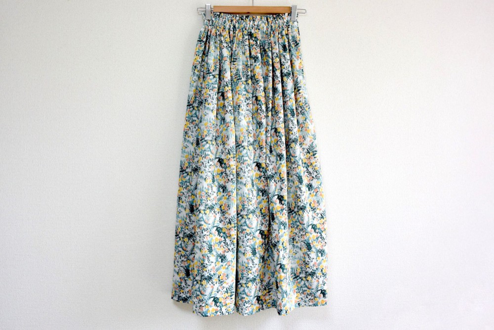 フラワーガーデンのコットンロングスカート ホワイト