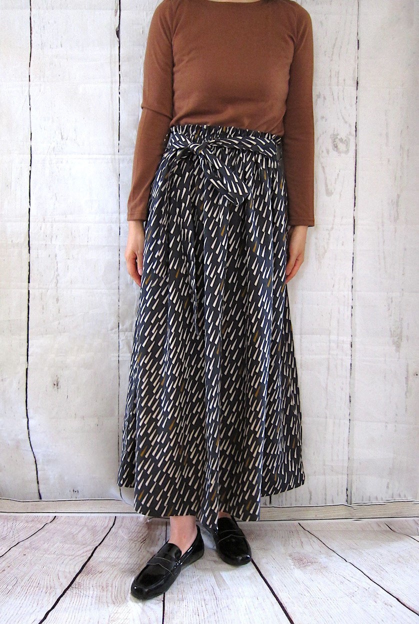 三角模様のコットンリネンのサッシュベルト付きロングスカート チャコールグレー