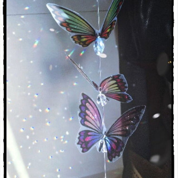 【送料込み】蝶々のステンドグラス風レインボーサンキャッチャー 3枚目の画像