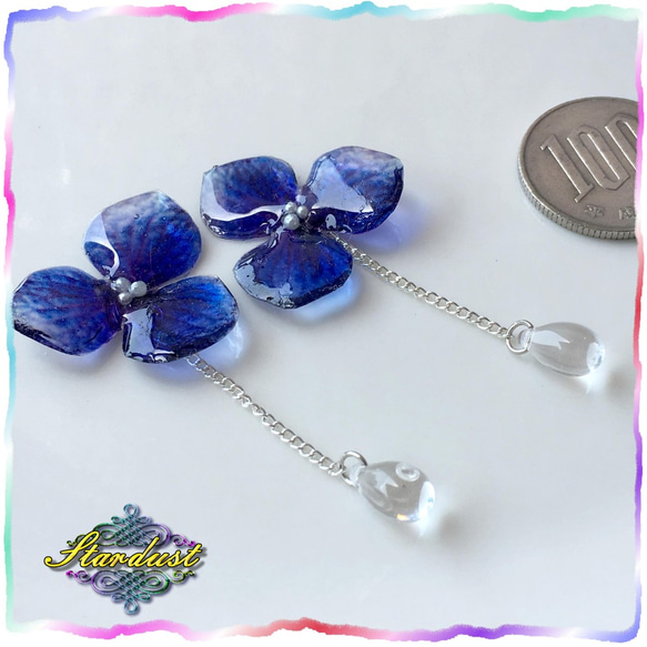紫陽花とガラスの雫のクリアピアス~ネイビーとミッドナイトブルー　hy06 3枚目の画像