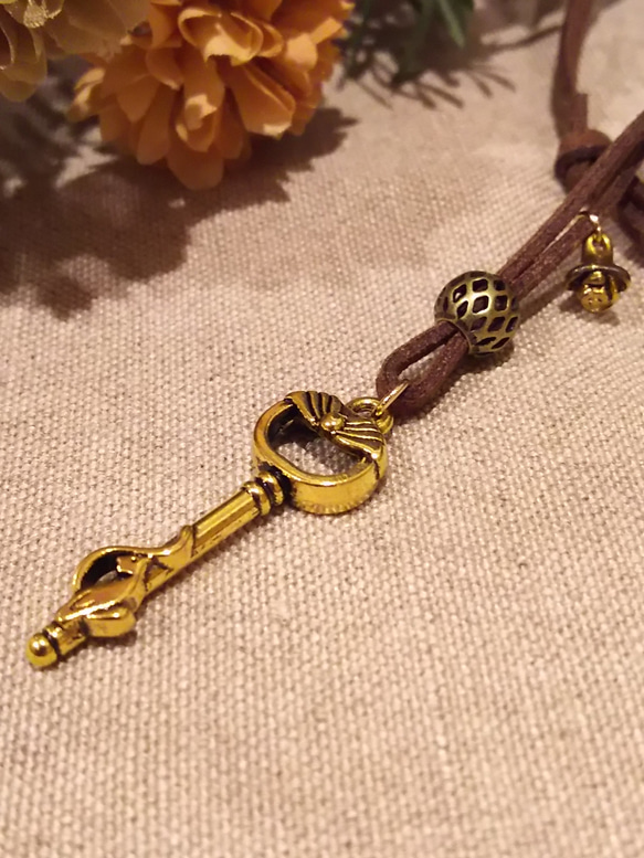 可愛い鍵とバラのつぼみの革ひもネックレス 3枚目の画像