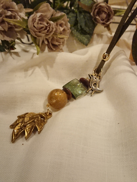 パール塗装の綺麗なリーフと可愛い♥️鳥さんの革ひもネックレス 1枚目の画像