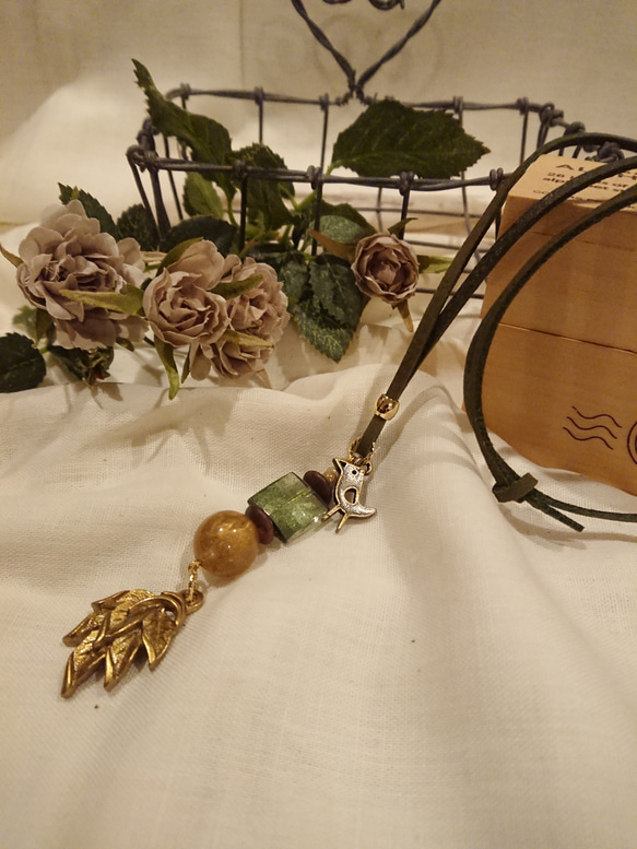 パール塗装の綺麗なリーフと可愛い♥️鳥さんの革ひもネックレス 2枚目の画像