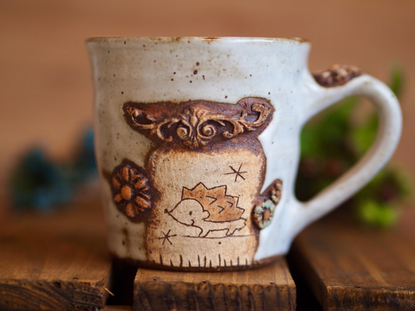 【新作】森の贈り物　立体モチーフマグカップ（ハリネズミ） 2枚目の画像