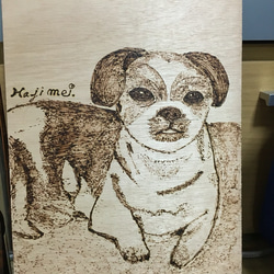 犬のイラスト 版画 金色フレーム セピア色のトーンで骨と足のフレームのイラスト素材・ベクター