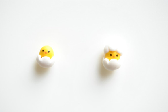 ピヨピヨひよこのミニピアス /イヤリング ピアス（スタッド・一粒） un