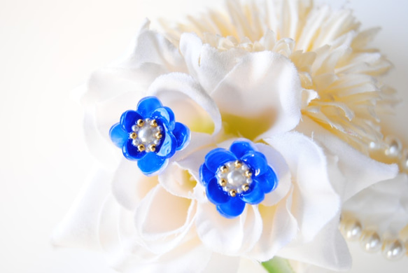 青いお花のイヤリング 1枚目の画像