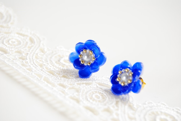 青いお花のイヤリング 2枚目の画像