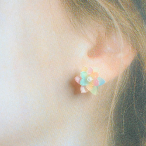 雨上がりの空と虹色の花ピアス ／ イヤリング ピアス（その他） un 