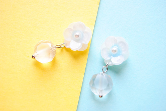 小花とドロップガラスのイヤリング／ ピアス 2枚目の画像
