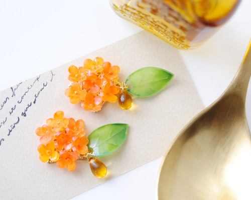 風に揺れる金木犀の イヤリング イヤリング・ノンホールピアス un