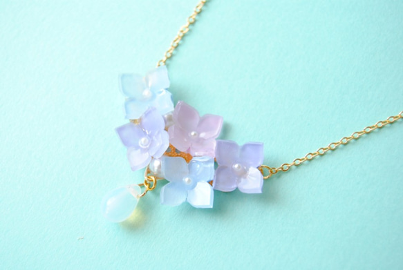 雨の日の紫陽花の花 ネックレス 1枚目の画像