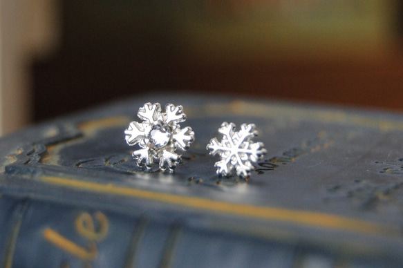 秋冬のほっこり系♡ウッドと雪結晶のマーブル雫ピアス／イヤリング 冬季限定 雪の結晶 ピアス / イヤリング ピアス（スタッド・一粒） un
