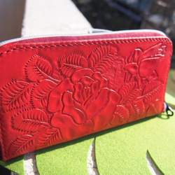赤いバラのロングファスナー革財布 1枚目の画像