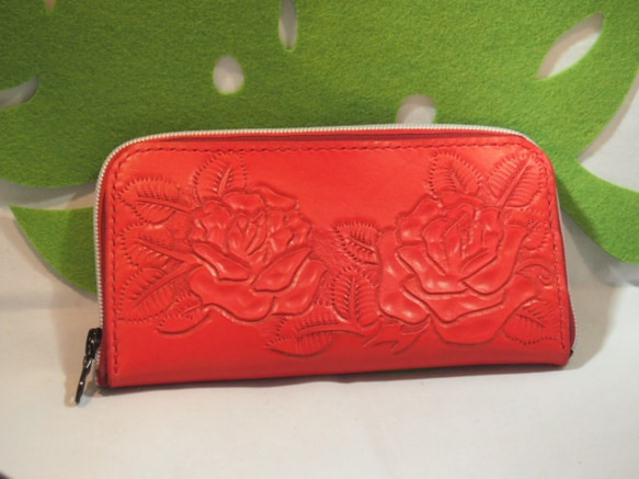 赤いバラのロングファスナー革財布 2枚目の画像