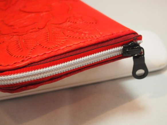 赤いバラのロングファスナー革財布 3枚目の画像