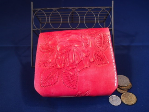 赤い薔薇カービングショート二つ折り革財布 2枚目の画像