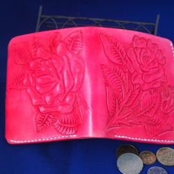 赤い薔薇カービングショート二つ折り革財布 3枚目の画像