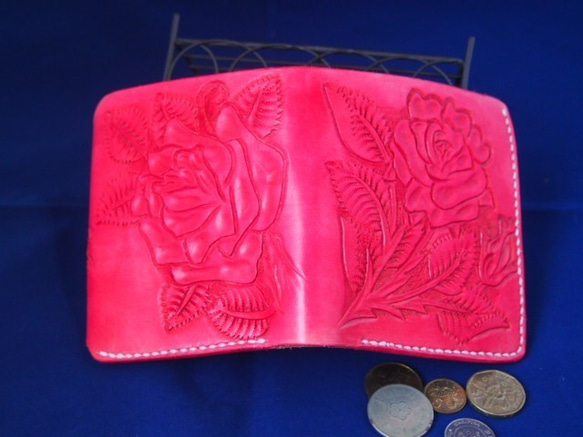 赤い薔薇カービングショート二つ折り革財布 3枚目の画像