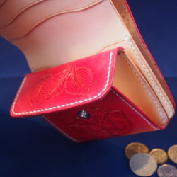 赤い薔薇カービングショート二つ折り革財布 4枚目の画像