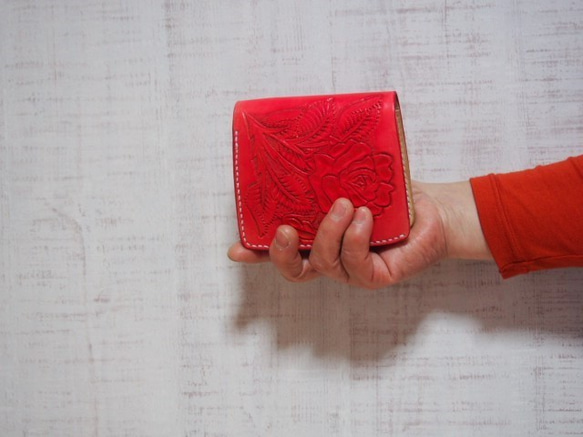 赤い薔薇カービングショート二つ折り革財布 6枚目の画像