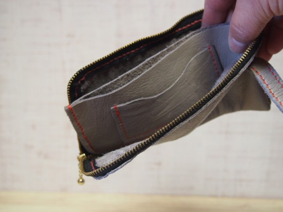 (訳あり)L字ファスナーグレーの柔らか革長財布「赤糸」 4枚目の画像