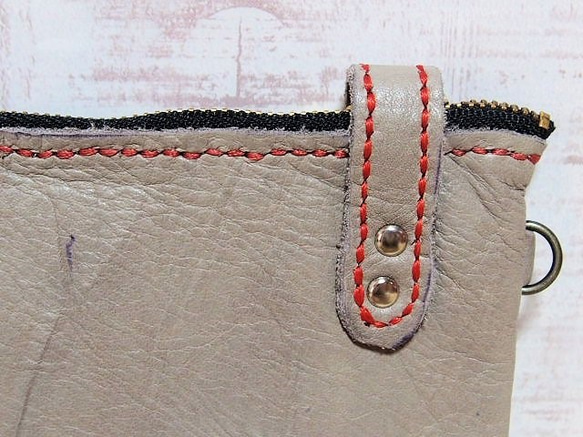 (訳あり)L字ファスナーグレーの柔らか革長財布「赤糸」 8枚目の画像