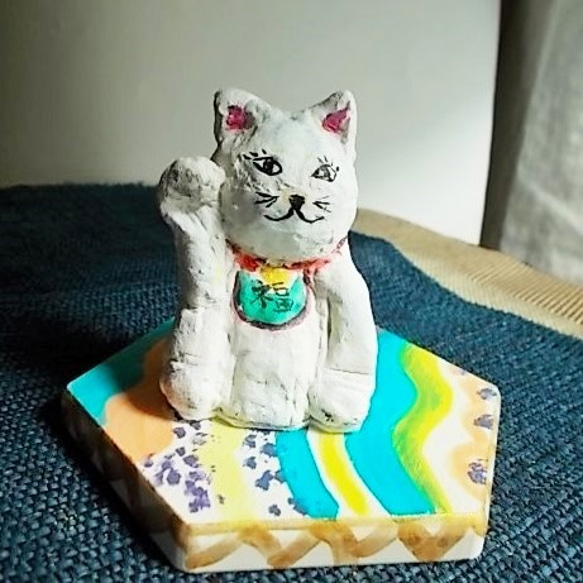 人形 紙粘土 オブジェ 招き猫 1 敷台付き 招き猫 susa-art 通販