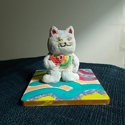 人形 紙粘土 オブジェ 招き猫 魚 手描き 敷台プレート付き 1枚目の画像