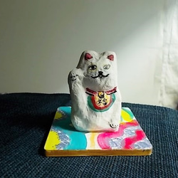 人形 紙粘土 オブジェ 招き猫 3 手描き敷台プレート付き 招き猫 susa
