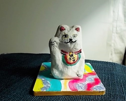 人形 紙粘土 オブジェ 招き猫 3 手描き敷台プレート付き 招き猫 susa