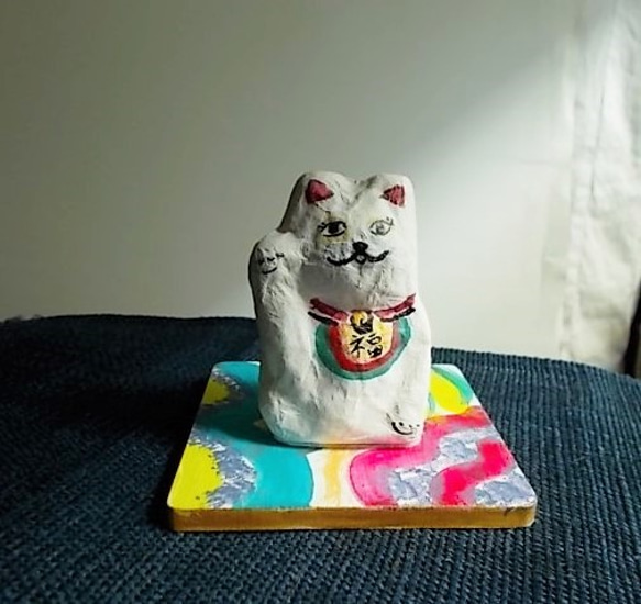 人形 紙粘土 オブジェ 招き猫 3 手描き敷台プレート付き 招き猫 susa