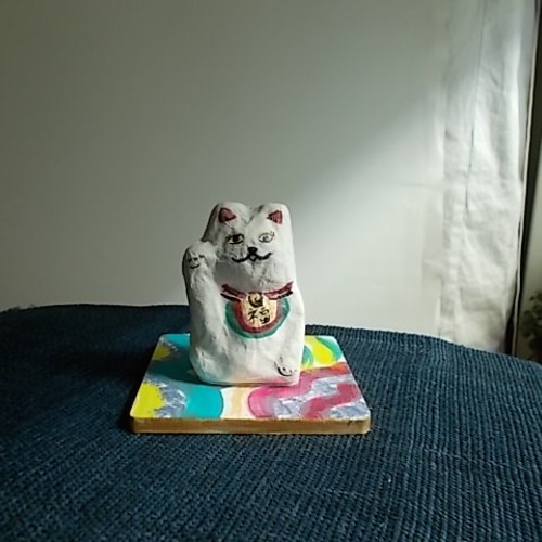 人形 紙粘土 オブジェ 招き猫 3 手描き敷台プレート付き 招き猫 susa