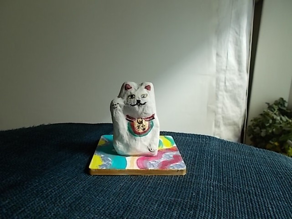 人形 紙粘土 オブジェ 招き猫 3 手描き敷台プレート付き 2枚目の画像