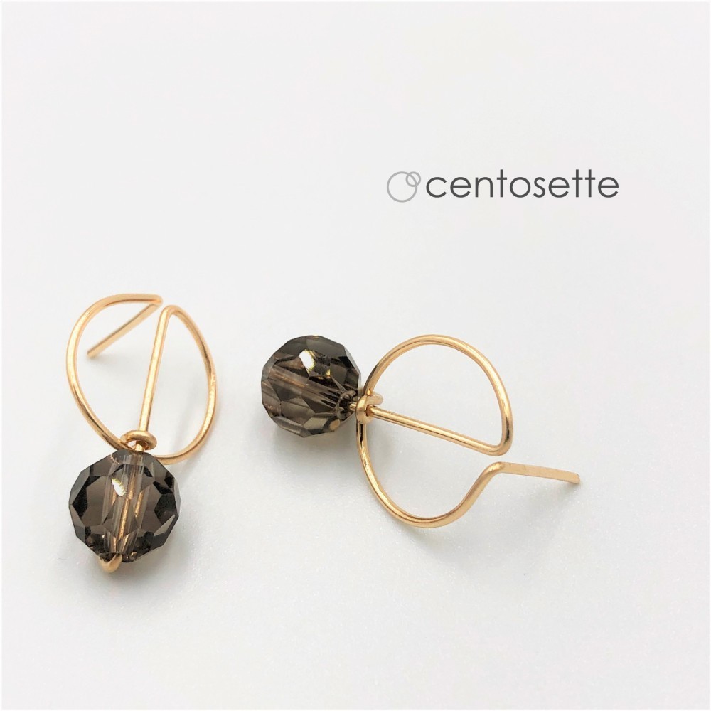 【再販】スモーキークォーツバッキーボールの14KGFサークルワイヤーピアス