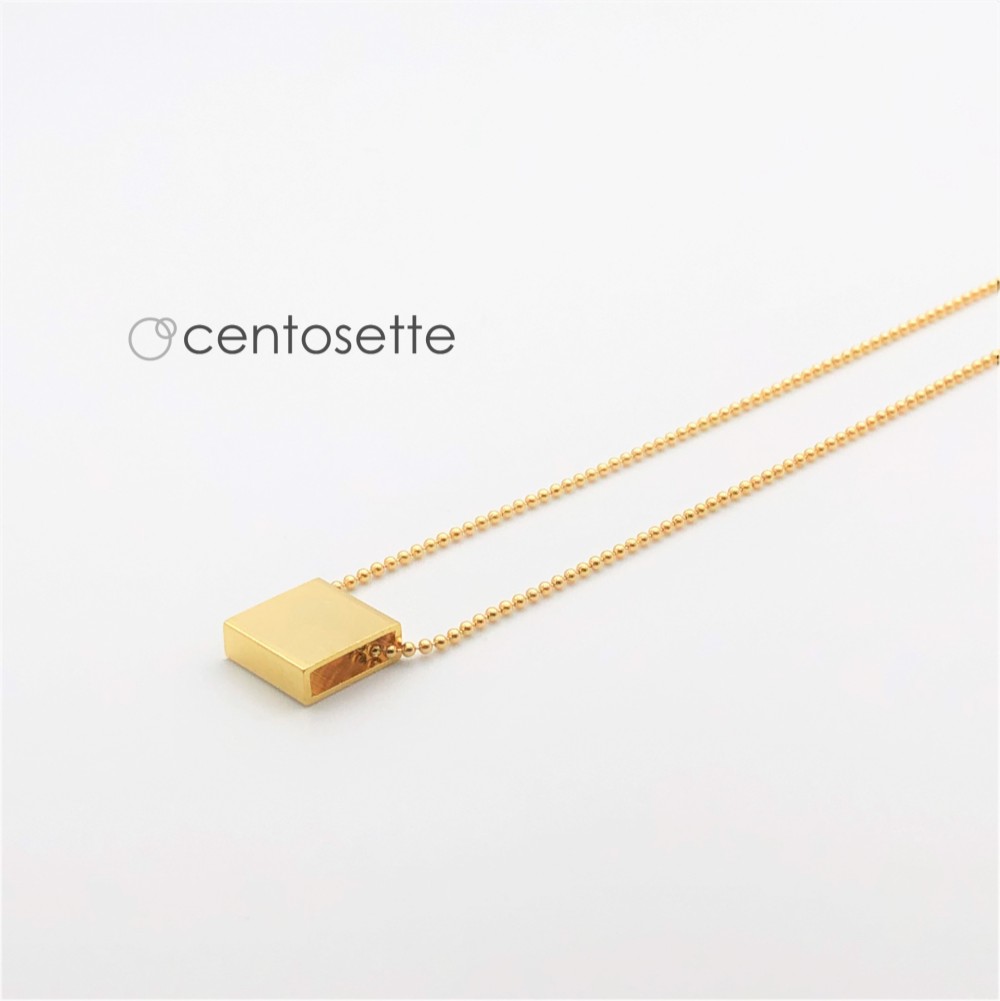 四角いペンダントヘッドのボールチェーンネックレス ゴールド
