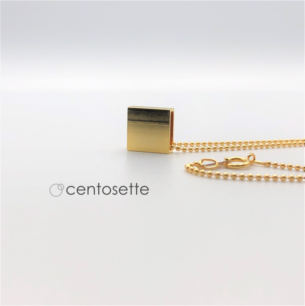 四角いペンダントヘッドのボールチェーンネックレス ゴールド