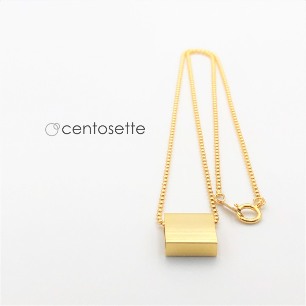 四角いペンダントヘッドのボールチェーンネックレス ゴールド