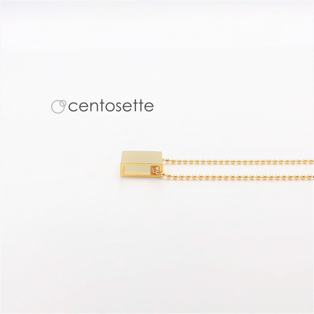 四角いペンダントヘッドのボールチェーンネックレス ゴールド