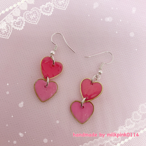 赤とピンクのハート2連のピアス ピアス（フック・チェーン） みったん  
