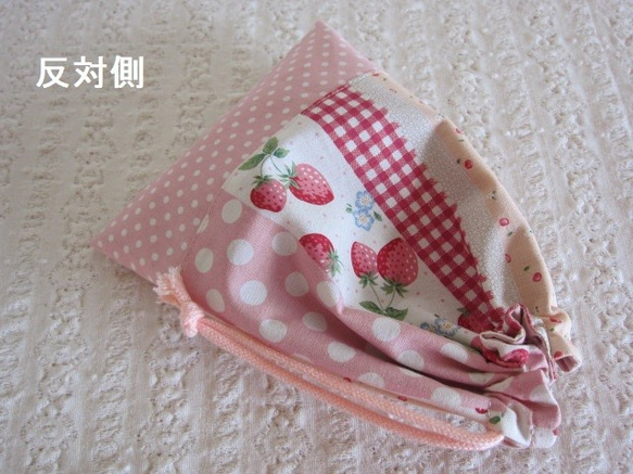 【SALE！】 23×18㎝ 苺や水玉とドットの巾着袋　給食袋　レース付き　入園入学 2枚目の画像