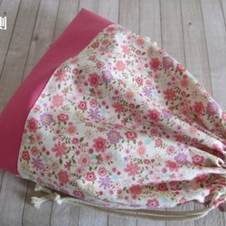 【受注製作】巾着サイズお選びください。花柄と無地濃いピンクの巾着袋　裏地付き　ピンク　入園入学 2枚目の画像