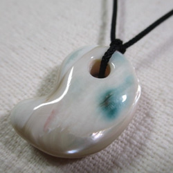 紐ネックレス(夜光貝)勾玉 ネックレス・ペンダント 貝殻工房