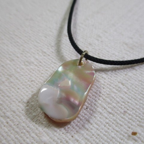 紐ネックレス(夜光貝)かけらA ネックレス・ペンダント 貝殻工房