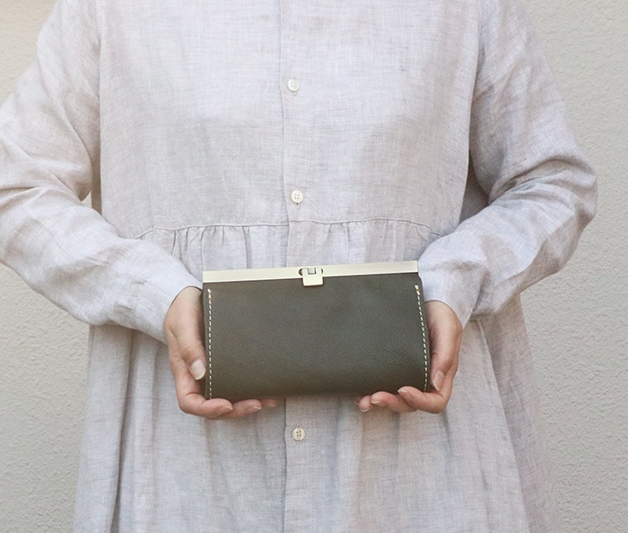 金具がおしゃれな大きめの財布/グリーン革の長財布/口金/kutzi-green