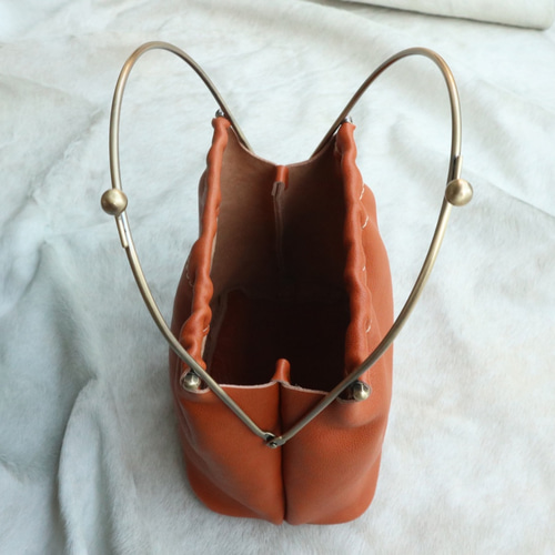 がま口持ち手が可愛い本革のカバン/gamabag-camel その他バッグ ベコ