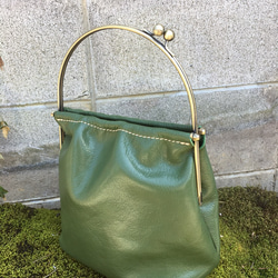 グリーンの可愛い革の鞄 緑のレザーバッグ がま口のカバン 2枚目の画像