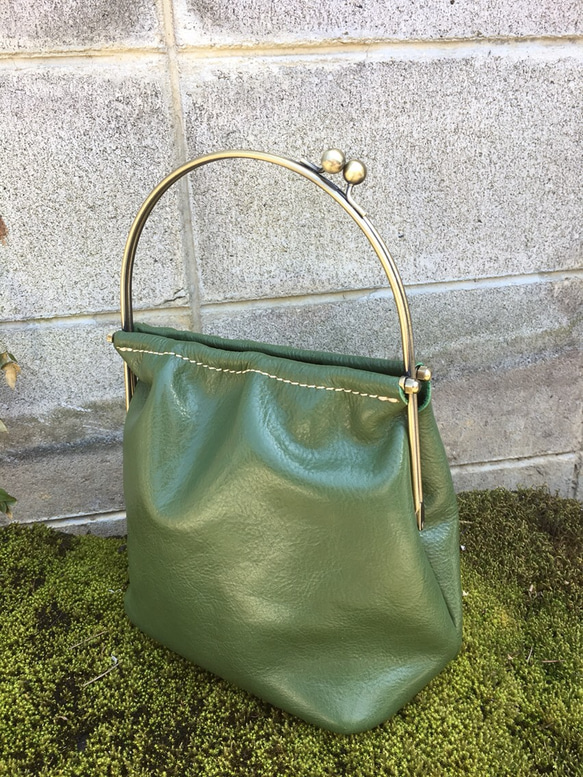 グリーンの可愛い革の鞄 緑のレザーバッグ がま口のカバン 2枚目の画像