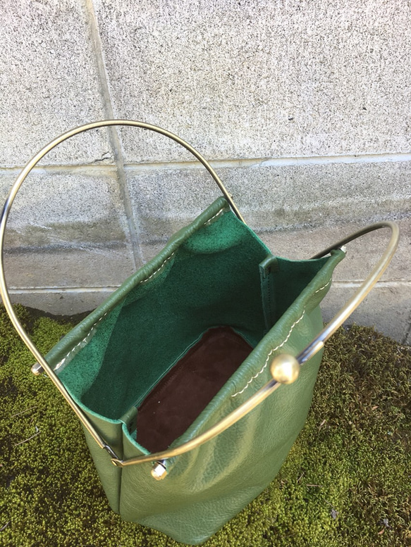 グリーンの可愛い革の鞄 緑のレザーバッグ がま口のカバン 3枚目の画像