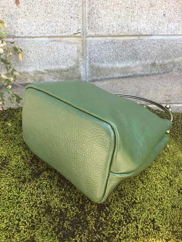 グリーンの可愛い革の鞄 緑のレザーバッグ がま口のカバン 4枚目の画像